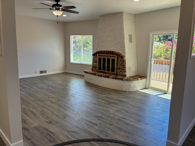 Building Photo - 3 Bedroom Home for Rent in Paradise CA | Fireplace, LVP Flooring, Yard & Garage