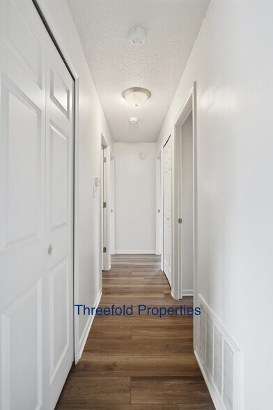 Building Photo - 1107 Larch Ln