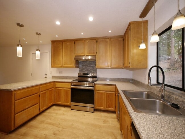 Building Photo - 18111 N Meadow Dr