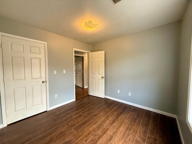 Building Photo - 205 N 18th Ave