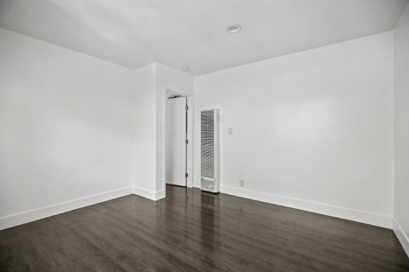 Building Photo - 1321 W 36th Pl