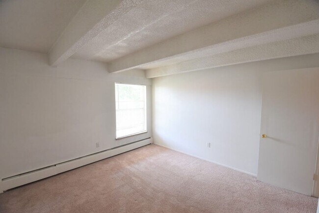 Building Photo - 2 Bedroom Condo Available at The Meadows