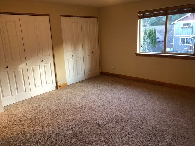 Building Photo - Great 3 Bedroom SW Bend Single Family Home