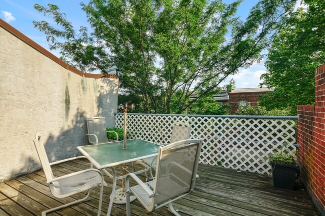 Building Photo - Beautiful Bella Vista Three Bedroom Townhome with Parking