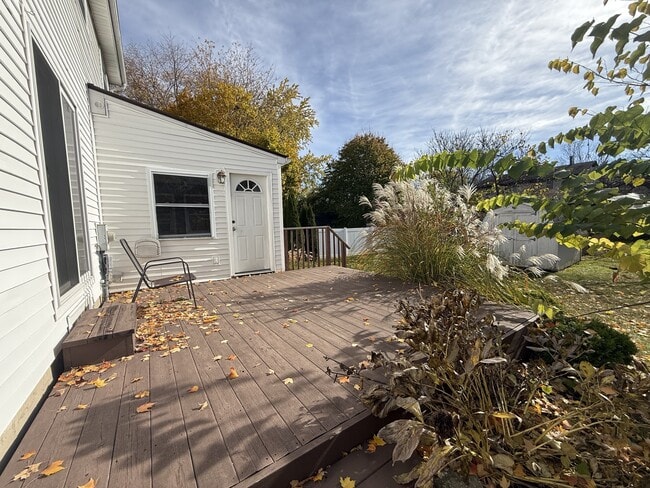 Building Photo - 2447 Roanoke Dr