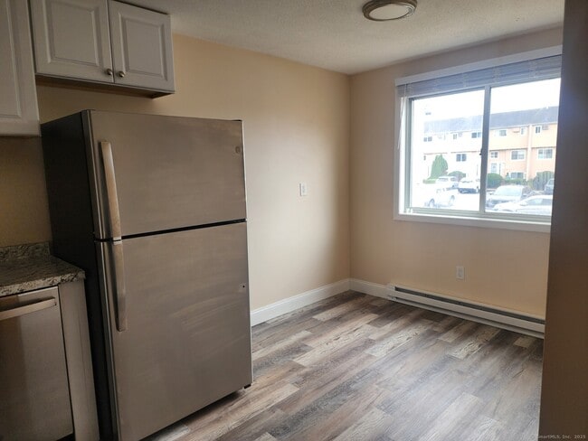 Building Photo - 552 Shennecossett Rd