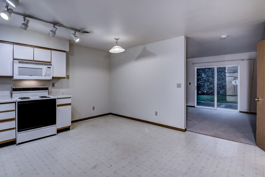 Building Photo - 1050 W Hamilton Ave