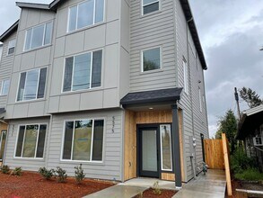 Building Photo - Wonderful Modernized 4-bedroom, 2.5-bath Home in North Portland!