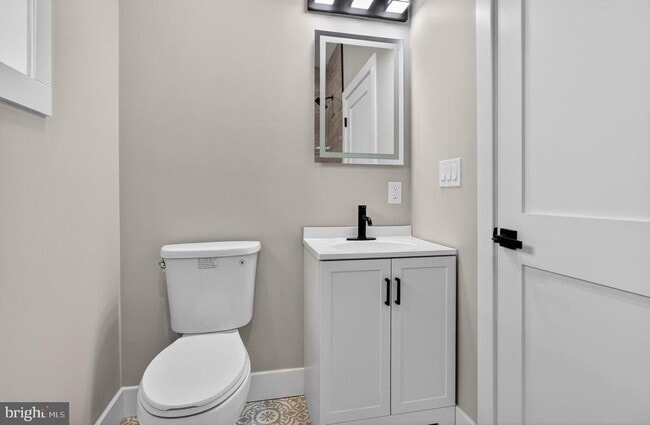 Building Photo - 34 W Sharpnack St