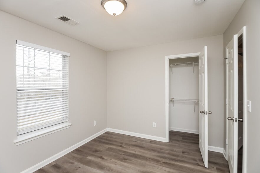 Building Photo - 4040 Brookfield Way