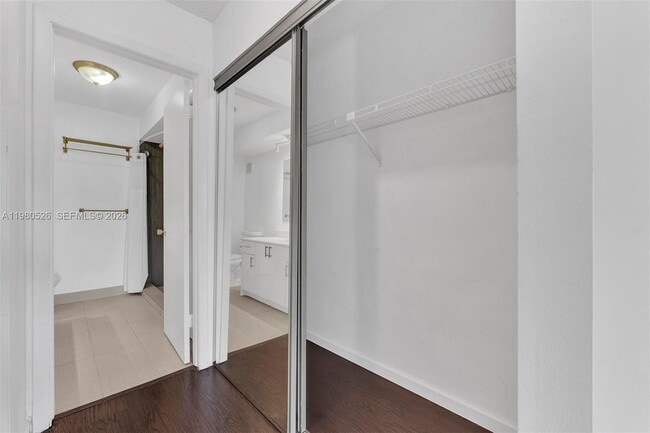 Building Photo - 230 Lakeview Dr