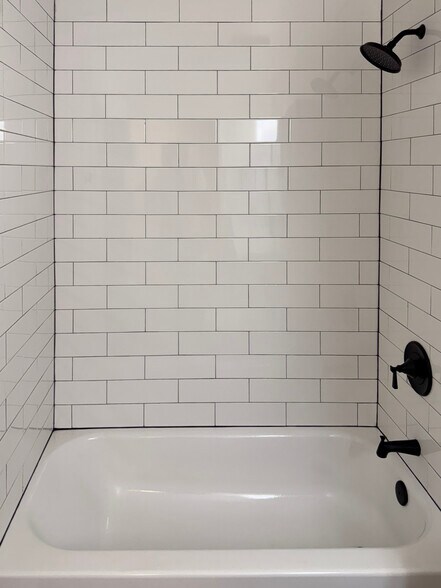 Tiled Tub/Shower! - 1685 Bald Ridge Marina Rd