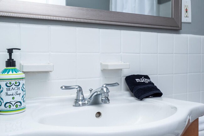 Building Photo - 300 W Peachtree St NW