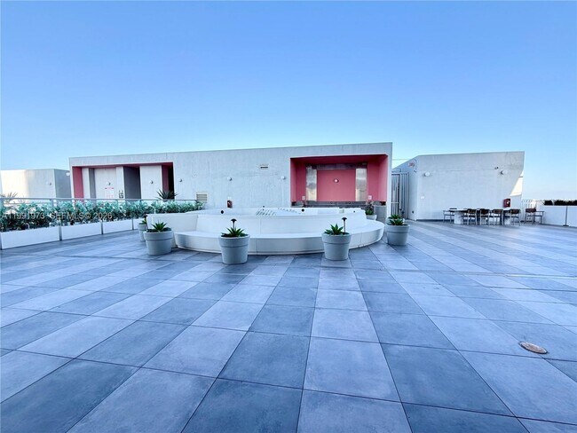 Building Photo - 2000 Metropica Wy