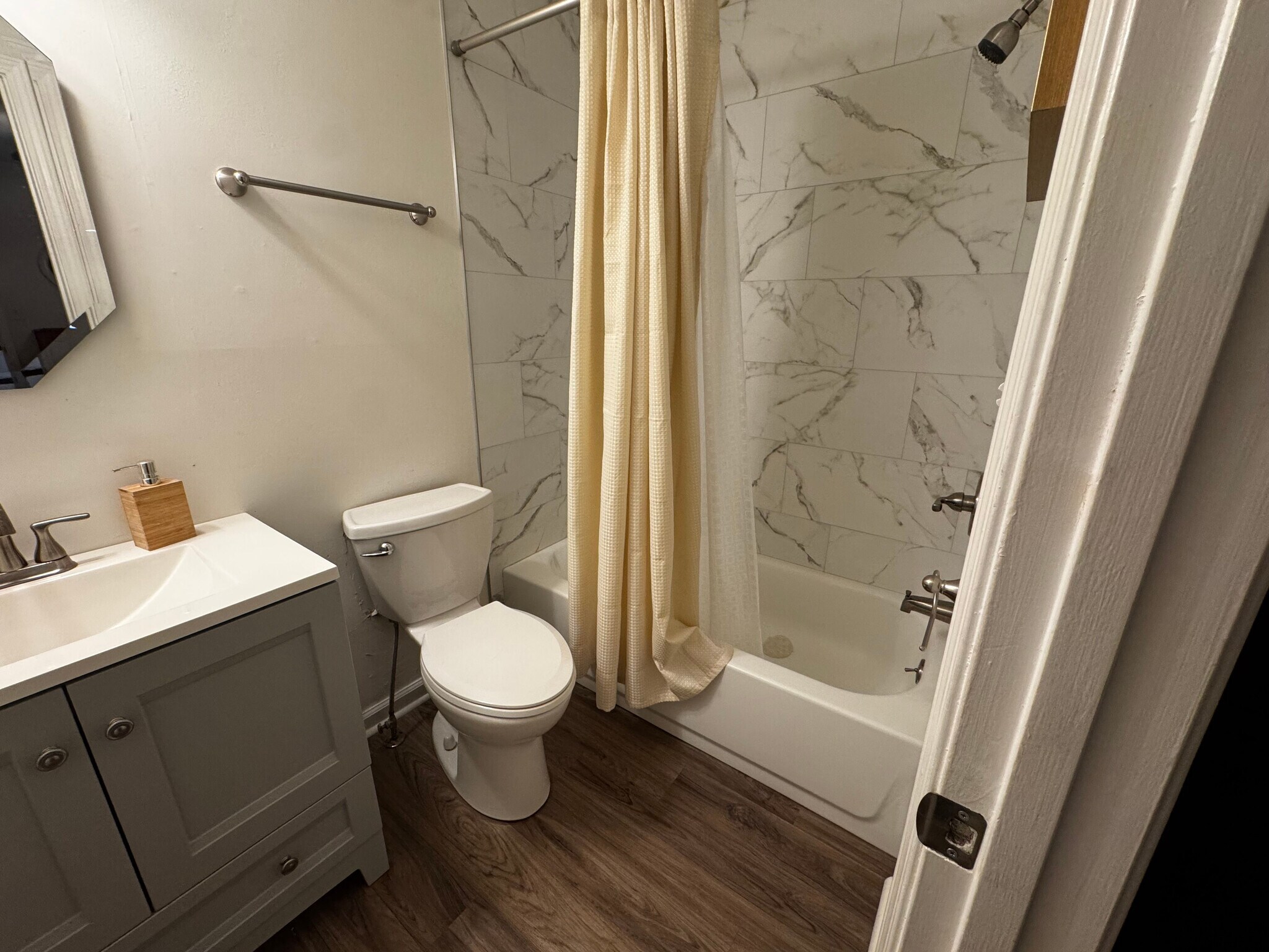 Building Photo - Room in Duplex on Washington St