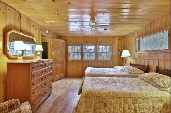 Building Photo - 4155 Lake Shore Dr