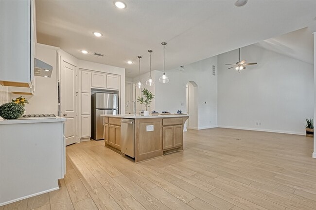 Building Photo - 323 Highland Bayou Dr