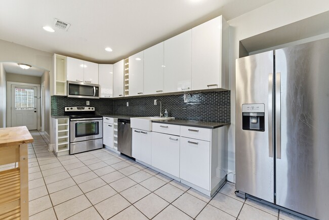 Building Photo - 202 Warren St SE