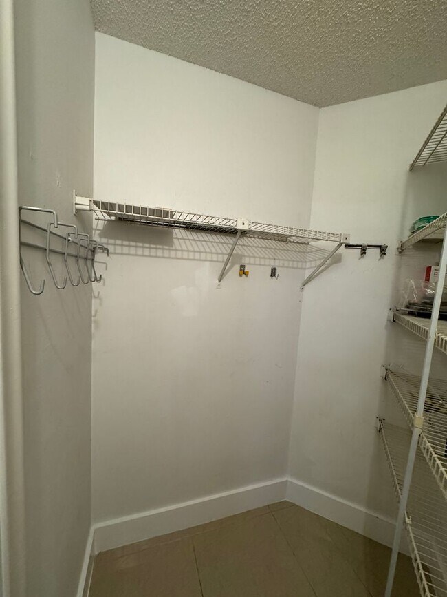 Building Photo - Experience comfort & leisure in this charming condo nestled within Orlando's best-kept secret, Ve...