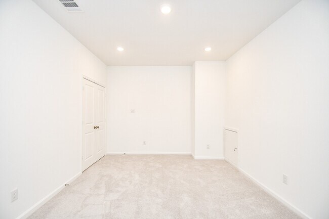 Building Photo - 5624 Frst Cv Dr