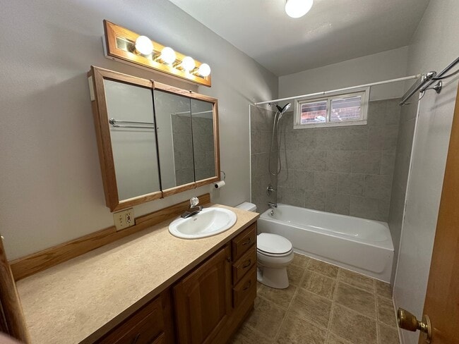 Building Photo - Spacious 4 Bedroom Home with Fireplace & F...