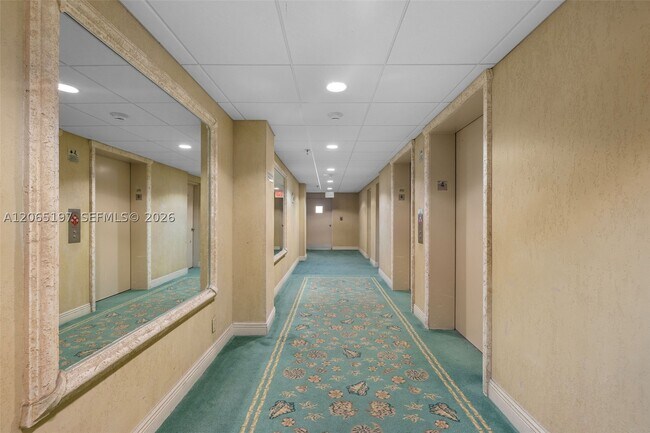 Building Photo - 2625 Collins Ave