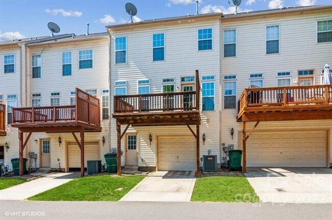 Building Photo - Ayrsley townhome living