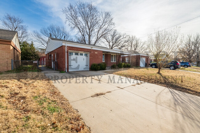 Building Photo - 1720 S Windsor Rd