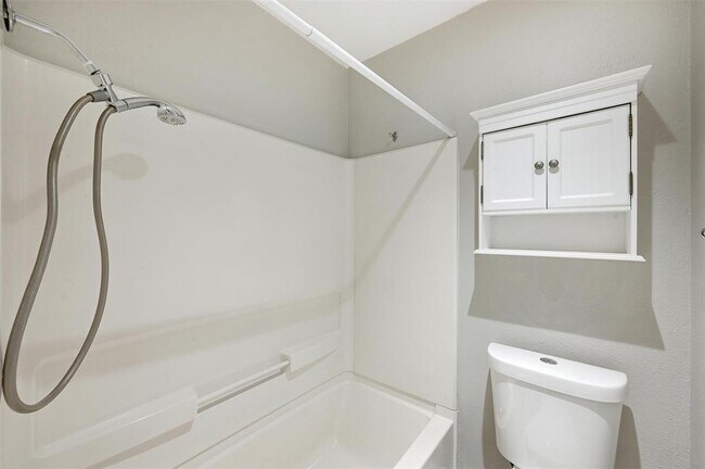 Building Photo - 8903 Piney Point Dr