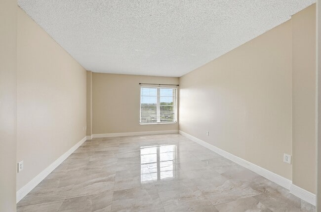 Building Photo - 4158 Inverrary Dr
