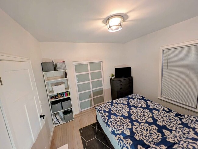 Building Photo - 2535 University Ave NE