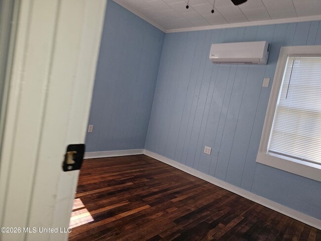 Building Photo - 1816 Kenmore Dr