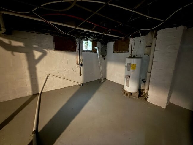 Building Photo - Updated and Spacious 3-4 Bedroom, 2 Story ...