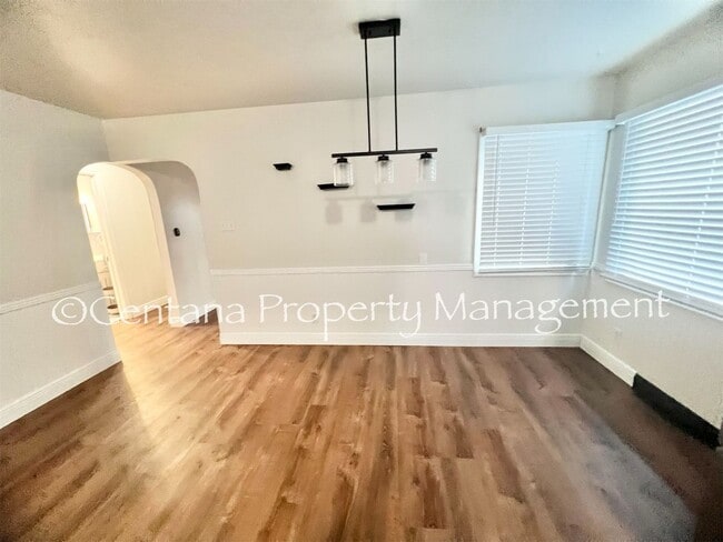 Building Photo - Large 2 bedroom house with an oversized ga...