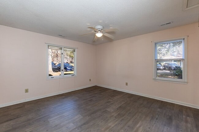 Building Photo - One Bedroom Home!