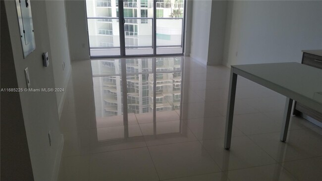 Building Photo - 1300 Brickell Bay Dr