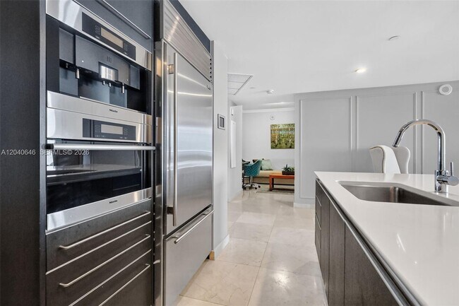 Building Photo - 17001 Collins Ave
