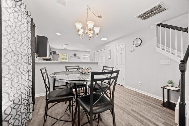 Building Photo - This immaculate 3-bed, 2.5 bath townhome in the Olde Stone Crossing community with the primary be...