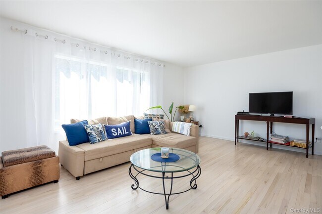 Building Photo - 371 S River Rd