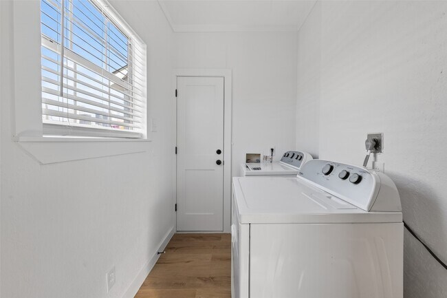 Building Photo - 2202 Hutchins St