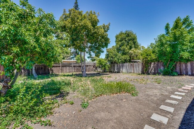 Building Photo - Charming updated 3 bedroom, 1 bathroom hom...
