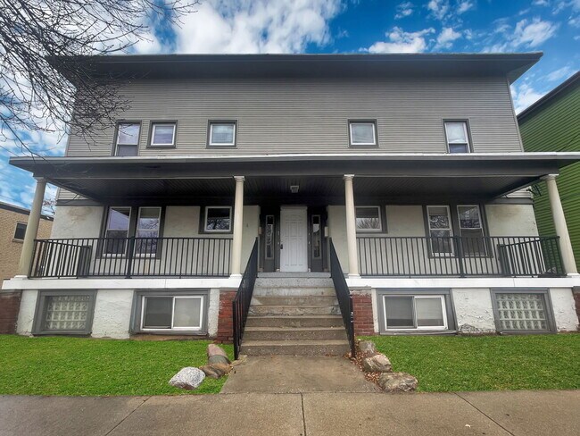 Building Photo - 921 Fulton St E