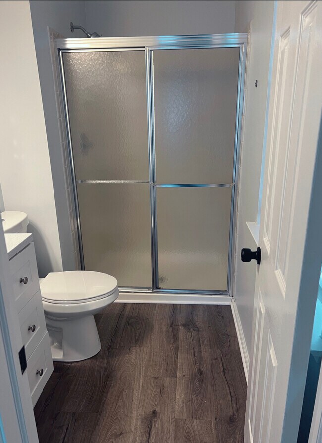 Master Bathroom - 1942 Willings Ln