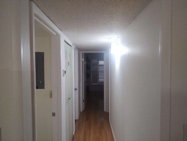 Building Photo - "$200 move in Special. Quite and Peaceful ...