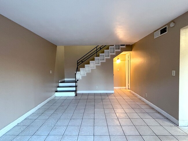 Building Photo - 2 Bedroom / 2 bath townhouse with 1 car garage