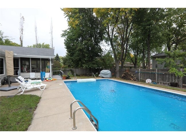 Building Photo - 3620 Saratoga Ln N