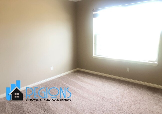 Building Photo - Beautiful 5BR 3.5 bathroom house in North East Normal. Large fenced in back yard.