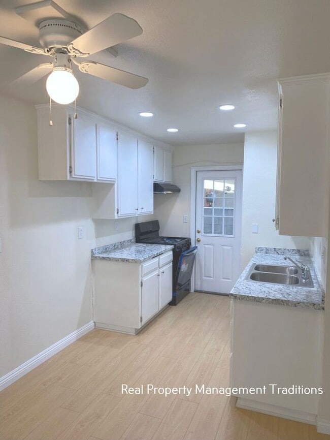 Building Photo - Updated Apt in Rosamond - Military Discount!