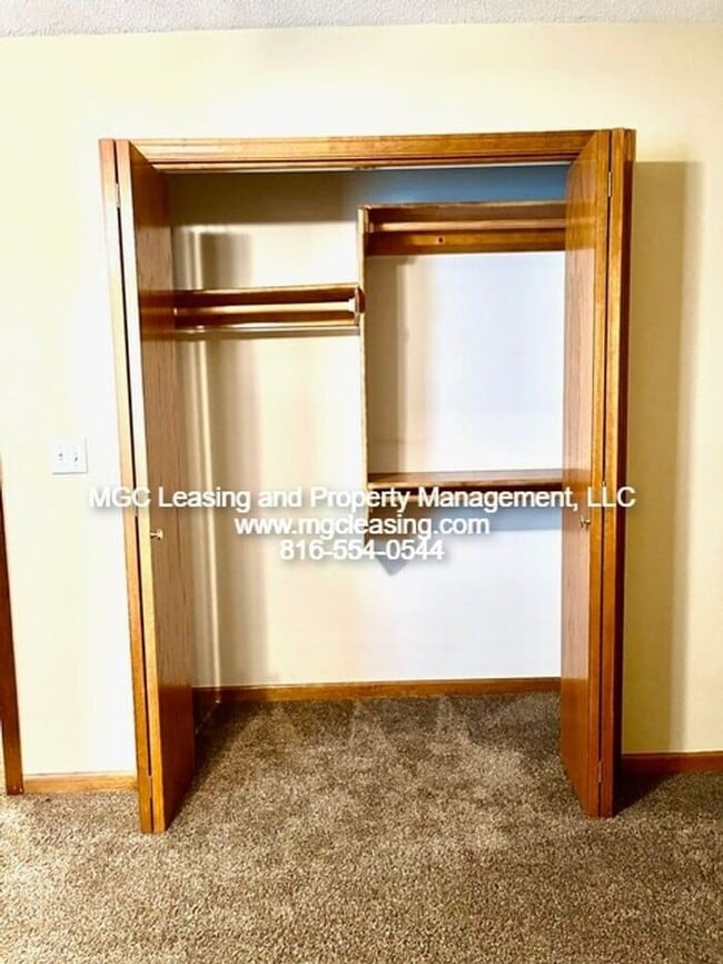 Building Photo - Convenient Raymore Living Near I-49, Shopping & Parks