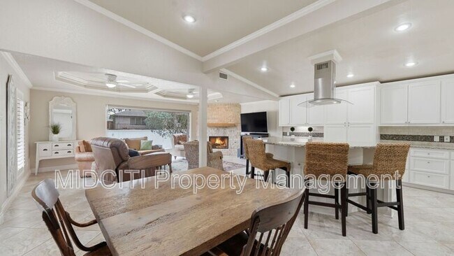 Building Photo - 156 Trelawney St